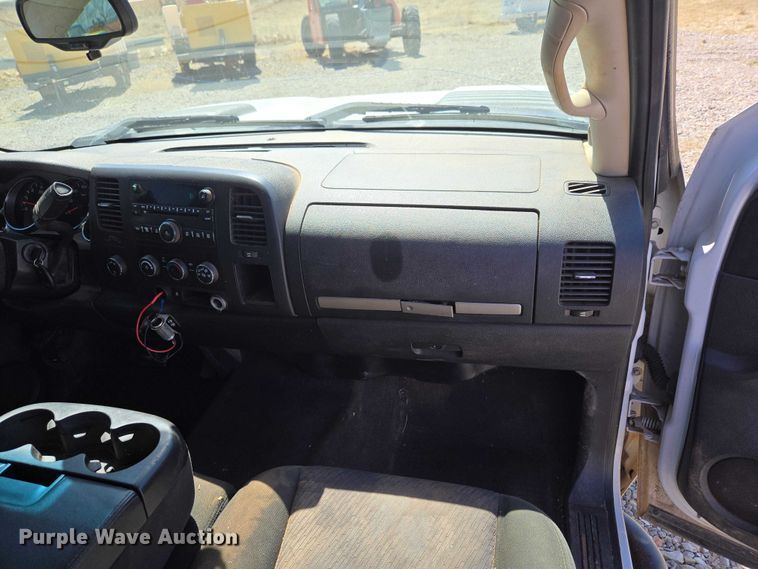 image for item ET1491 2011 Chevrolet Silverado 2500HD  Ext. Cab pickup truck