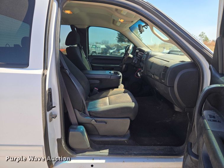 image for item ET1491 2011 Chevrolet Silverado 2500HD  Ext. Cab pickup truck