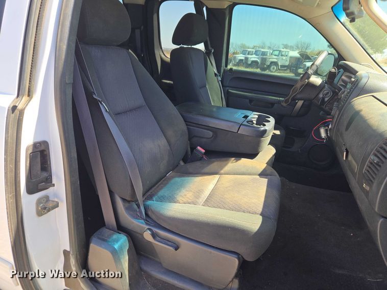 image for item ET1491 2011 Chevrolet Silverado 2500HD  Ext. Cab pickup truck