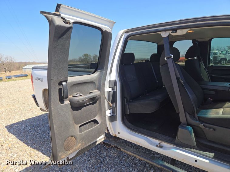 image for item ET1491 2011 Chevrolet Silverado 2500HD  Ext. Cab pickup truck