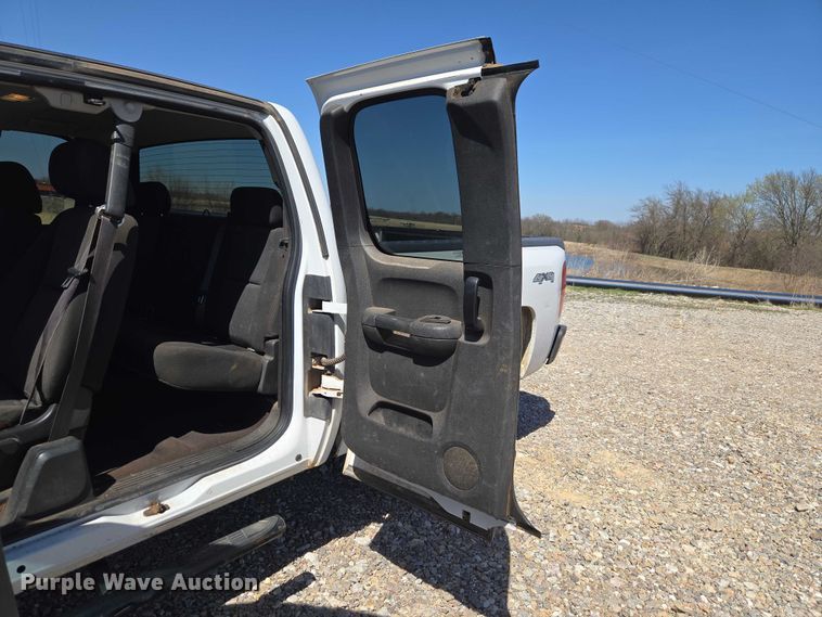 image for item ET1491 2011 Chevrolet Silverado 2500HD  Ext. Cab pickup truck