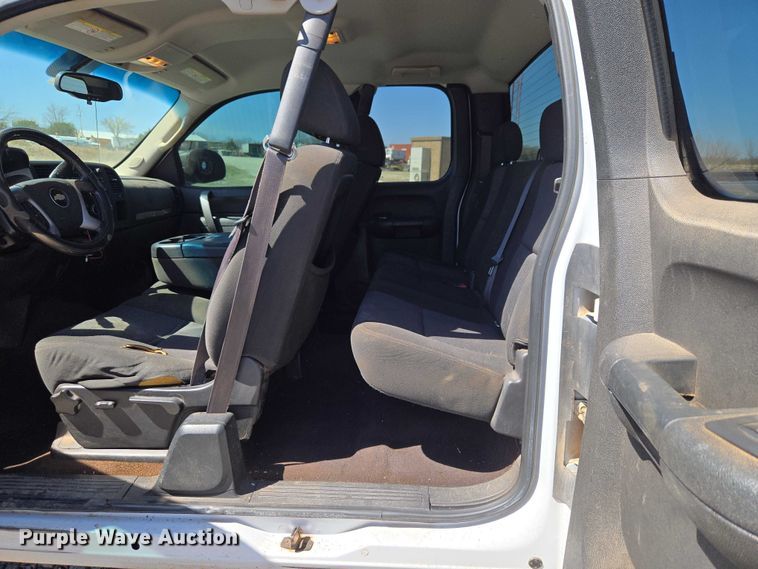 image for item ET1491 2011 Chevrolet Silverado 2500HD  Ext. Cab pickup truck