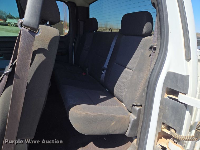 image for item ET1491 2011 Chevrolet Silverado 2500HD  Ext. Cab pickup truck