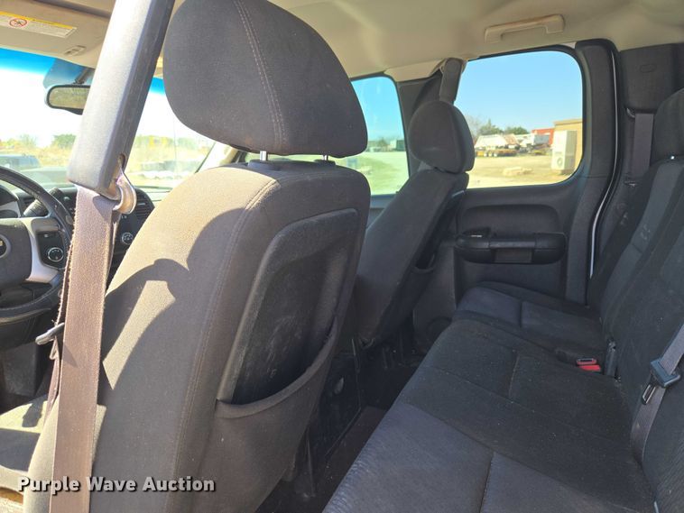 image for item ET1491 2011 Chevrolet Silverado 2500HD  Ext. Cab pickup truck