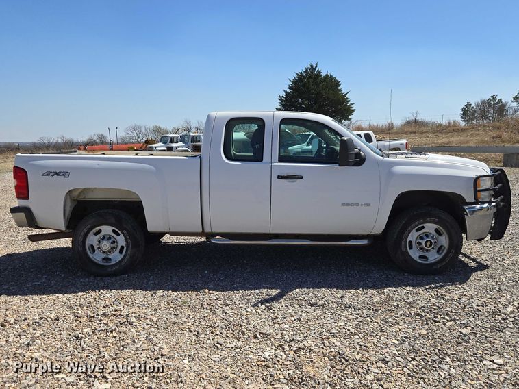 image for item ET1492 2013 Chevrolet Silverado 2500HD Ext. Cab pickup truck