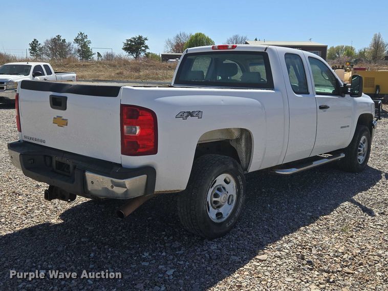 image for item ET1492 2013 Chevrolet Silverado 2500HD Ext. Cab pickup truck