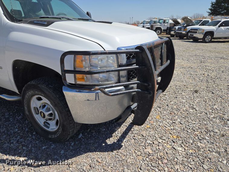 image for item ET1492 2013 Chevrolet Silverado 2500HD Ext. Cab pickup truck