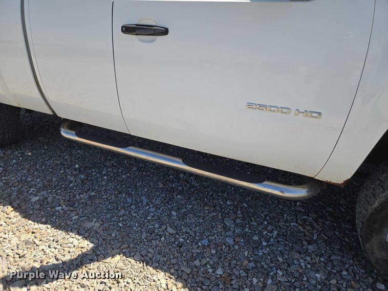 image for item ET1492 2013 Chevrolet Silverado 2500HD Ext. Cab pickup truck