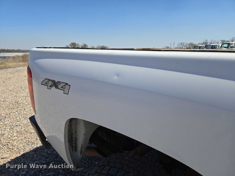 image for item ET1492 2013 Chevrolet Silverado 2500HD Ext. Cab pickup truck