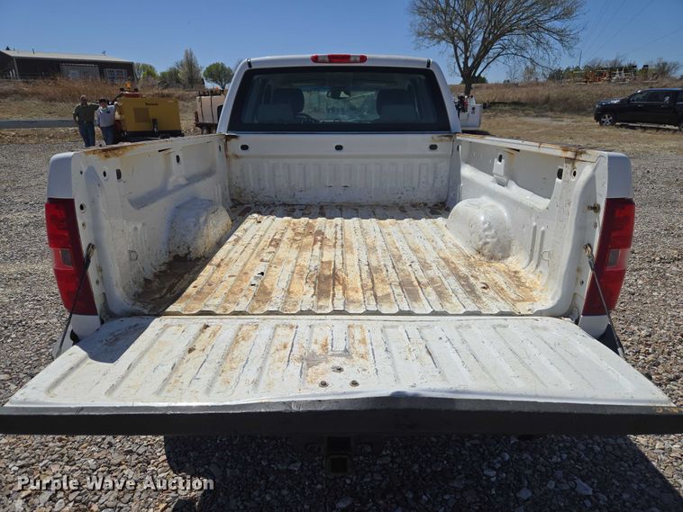 image for item ET1492 2013 Chevrolet Silverado 2500HD Ext. Cab pickup truck