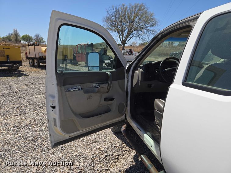 image for item ET1492 2013 Chevrolet Silverado 2500HD Ext. Cab pickup truck