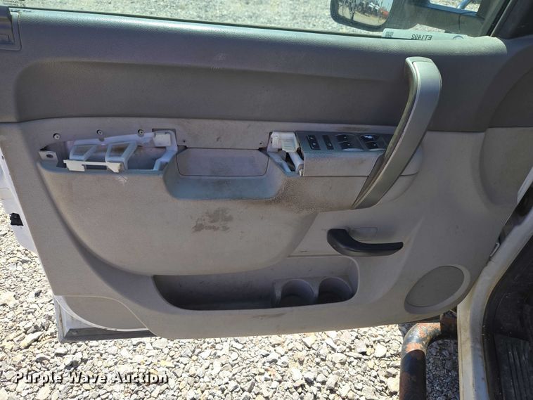 image for item ET1492 2013 Chevrolet Silverado 2500HD Ext. Cab pickup truck