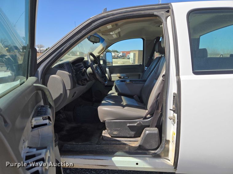 image for item ET1492 2013 Chevrolet Silverado 2500HD Ext. Cab pickup truck