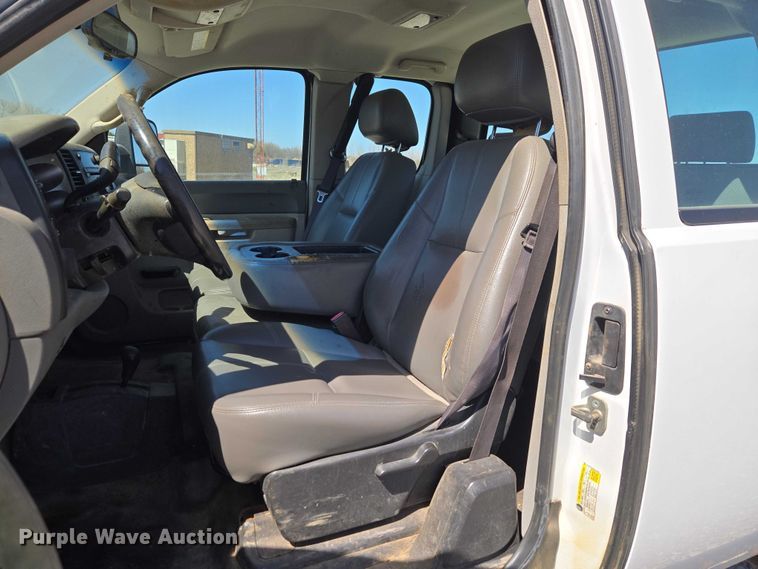 image for item ET1492 2013 Chevrolet Silverado 2500HD Ext. Cab pickup truck