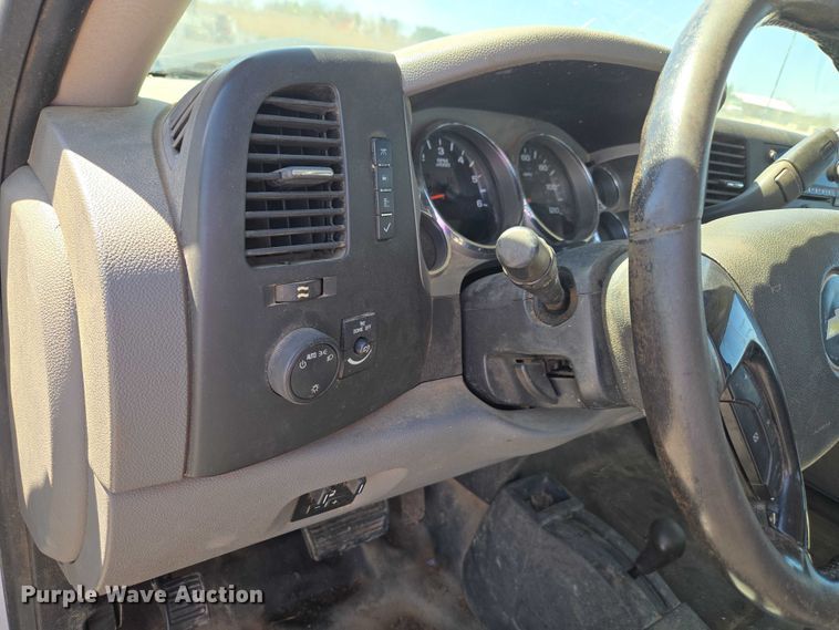 image for item ET1492 2013 Chevrolet Silverado 2500HD Ext. Cab pickup truck