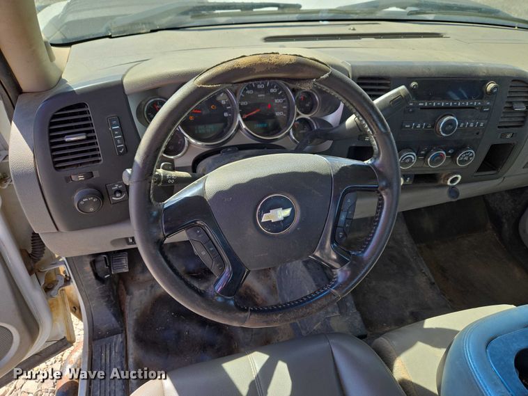 image for item ET1492 2013 Chevrolet Silverado 2500HD Ext. Cab pickup truck