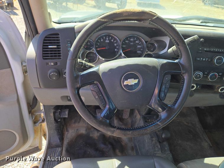 image for item ET1492 2013 Chevrolet Silverado 2500HD Ext. Cab pickup truck