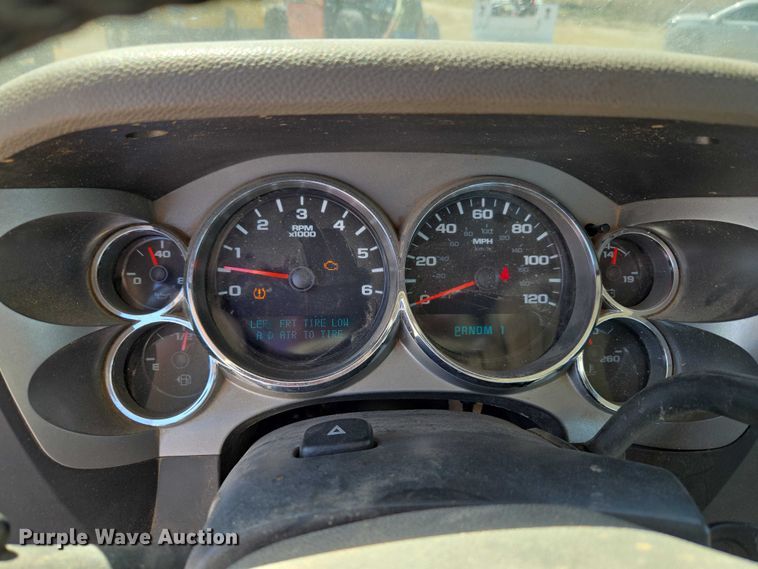 image for item ET1492 2013 Chevrolet Silverado 2500HD Ext. Cab pickup truck