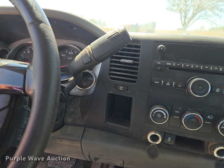 image for item ET1492 2013 Chevrolet Silverado 2500HD Ext. Cab pickup truck