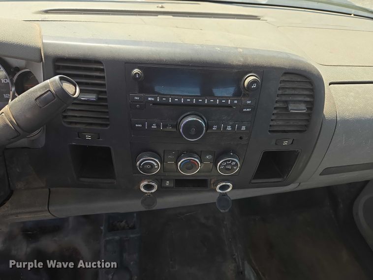 image for item ET1492 2013 Chevrolet Silverado 2500HD Ext. Cab pickup truck