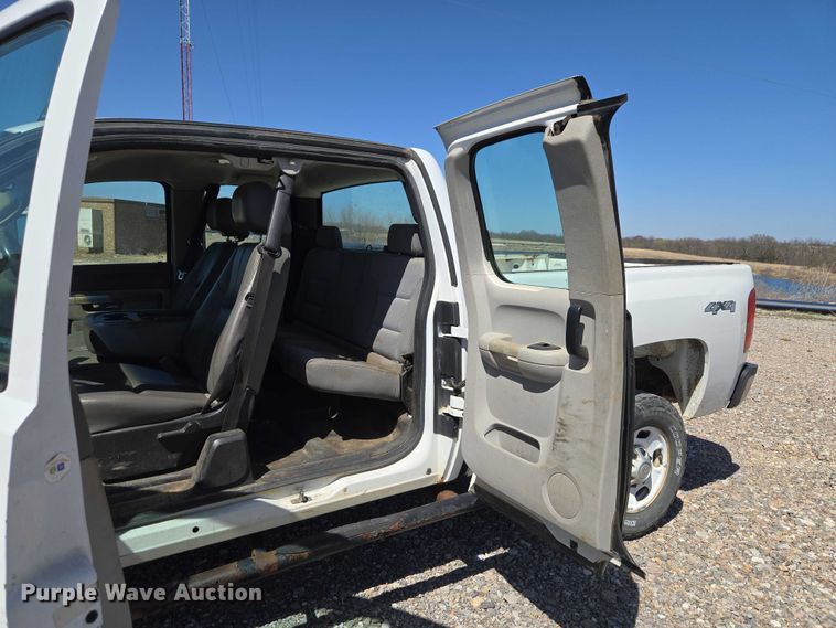 image for item ET1492 2013 Chevrolet Silverado 2500HD Ext. Cab pickup truck