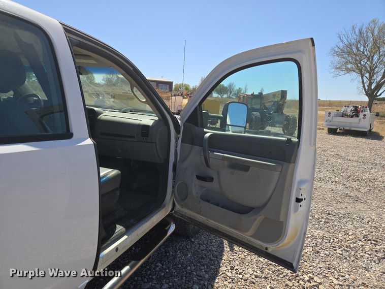 image for item ET1492 2013 Chevrolet Silverado 2500HD Ext. Cab pickup truck