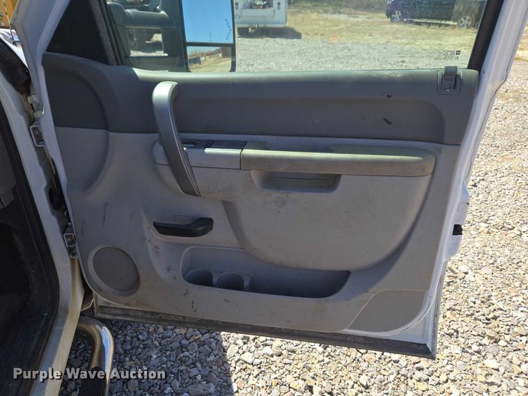 image for item ET1492 2013 Chevrolet Silverado 2500HD Ext. Cab pickup truck