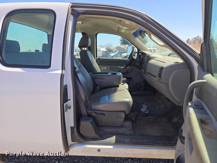 image for item ET1492 2013 Chevrolet Silverado 2500HD Ext. Cab pickup truck