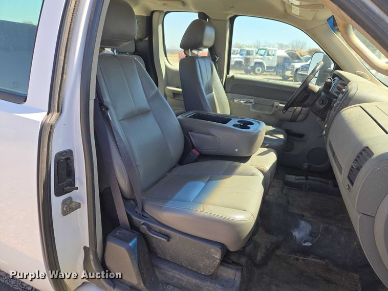 image for item ET1492 2013 Chevrolet Silverado 2500HD Ext. Cab pickup truck