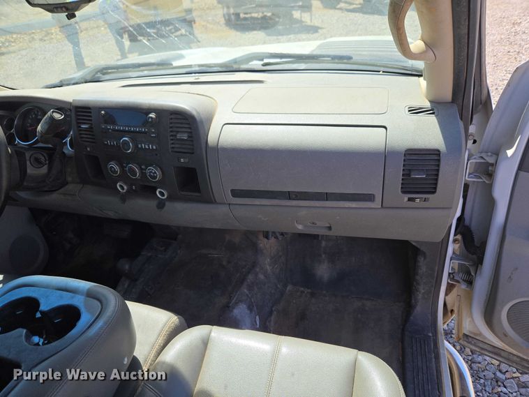 image for item ET1492 2013 Chevrolet Silverado 2500HD Ext. Cab pickup truck