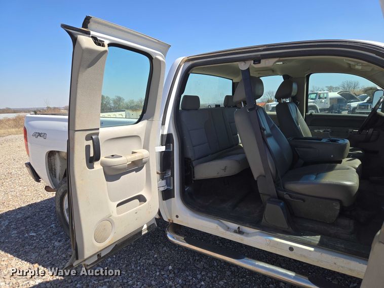 image for item ET1492 2013 Chevrolet Silverado 2500HD Ext. Cab pickup truck