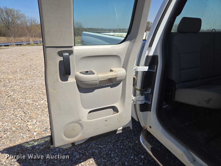 image for item ET1492 2013 Chevrolet Silverado 2500HD Ext. Cab pickup truck