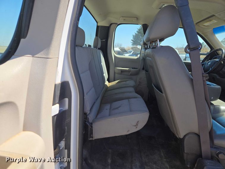 image for item ET1492 2013 Chevrolet Silverado 2500HD Ext. Cab pickup truck