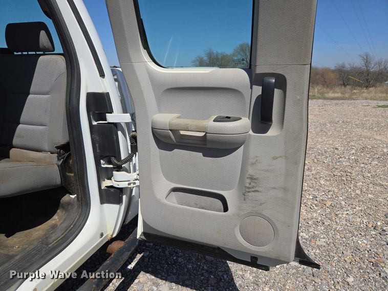 image for item ET1492 2013 Chevrolet Silverado 2500HD Ext. Cab pickup truck