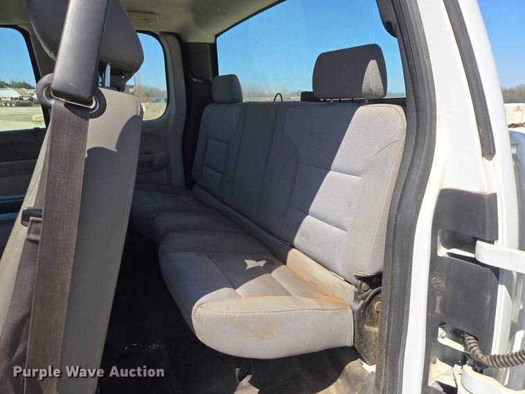 image for item ET1492 2013 Chevrolet Silverado 2500HD Ext. Cab pickup truck