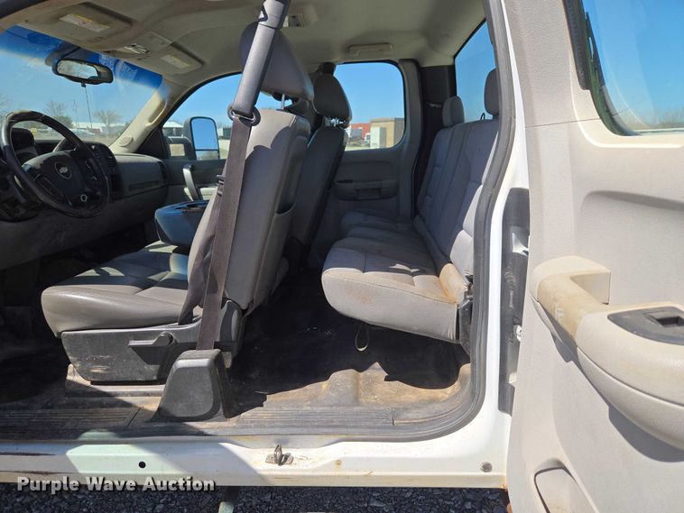 image for item ET1492 2013 Chevrolet Silverado 2500HD Ext. Cab pickup truck