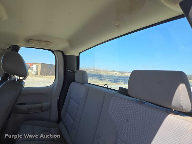 image for item ET1492 2013 Chevrolet Silverado 2500HD Ext. Cab pickup truck