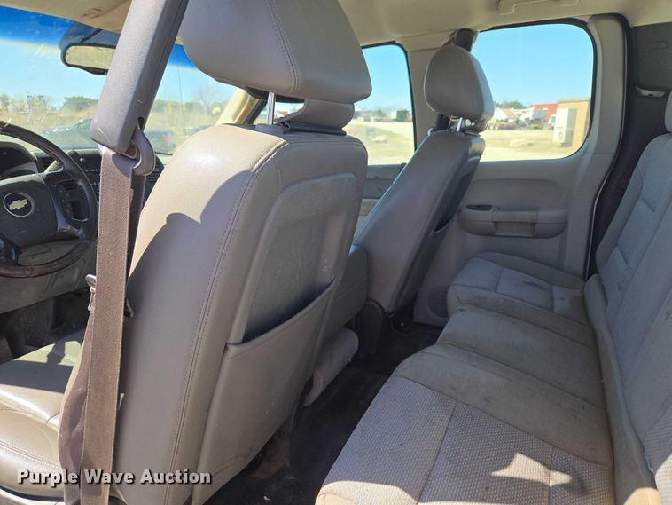 image for item ET1492 2013 Chevrolet Silverado 2500HD Ext. Cab pickup truck