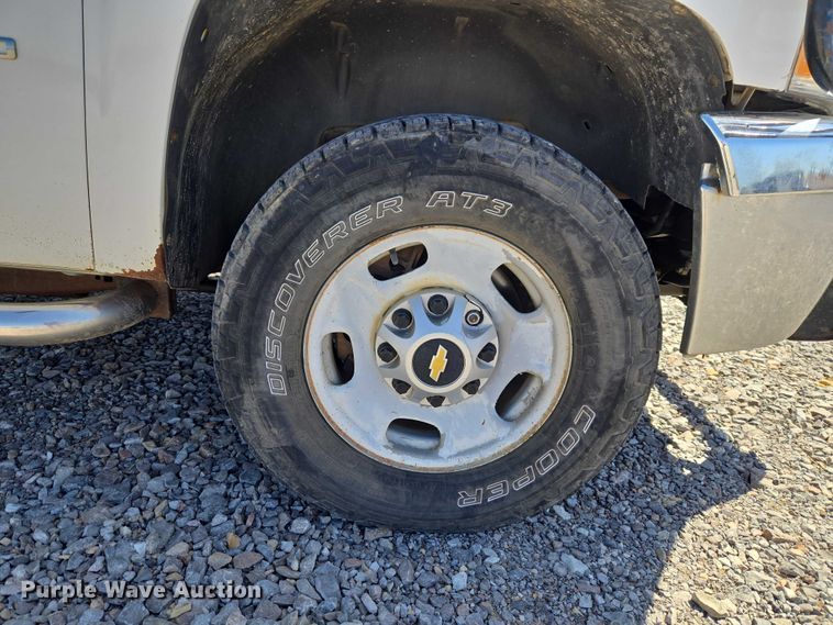 image for item ET1492 2013 Chevrolet Silverado 2500HD Ext. Cab pickup truck