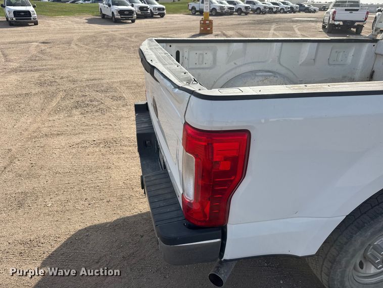 image for item ET1718 2019 Ford F250 Super Duty XL Crew Cab pickup truck