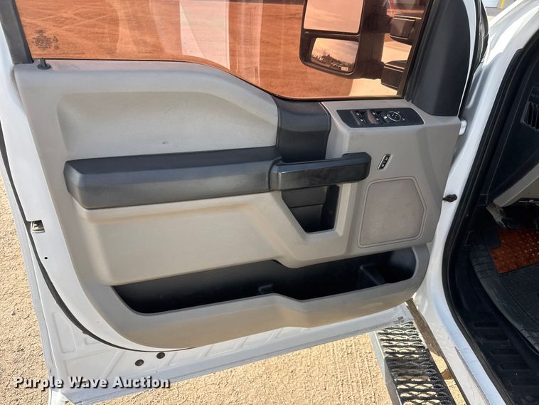 image for item ET1718 2019 Ford F250 Super Duty XL Crew Cab pickup truck