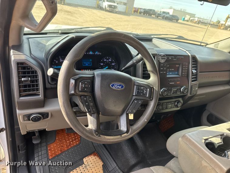 image for item ET1718 2019 Ford F250 Super Duty XL Crew Cab pickup truck