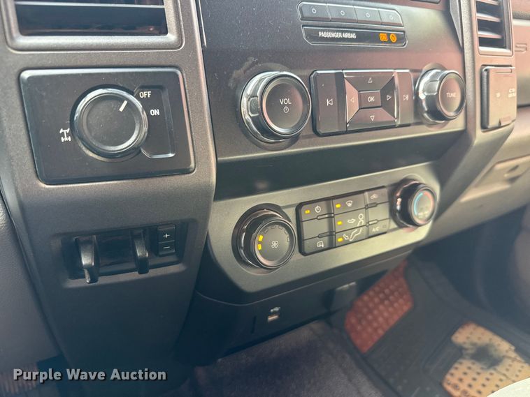 image for item ET1718 2019 Ford F250 Super Duty XL Crew Cab pickup truck