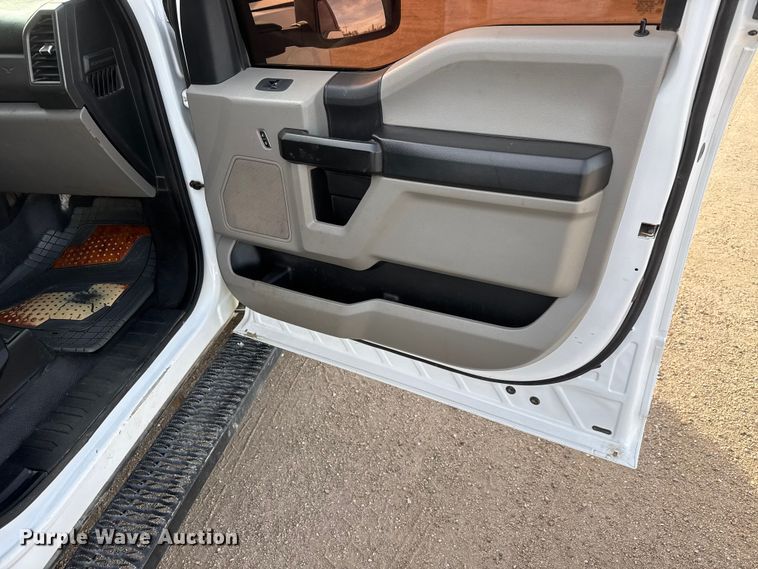 image for item ET1718 2019 Ford F250 Super Duty XL Crew Cab pickup truck