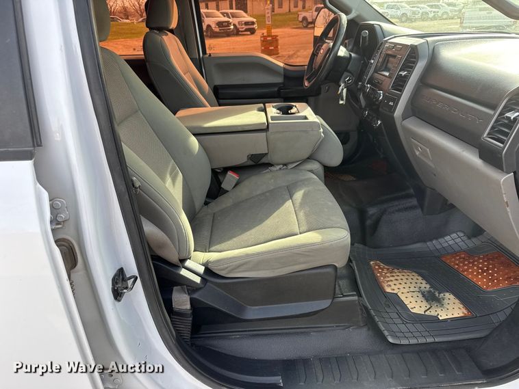 image for item ET1718 2019 Ford F250 Super Duty XL Crew Cab pickup truck