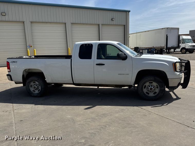 image for item ET1728 2011 GMC Sierra 2500HD Ext. Cab pickup truck