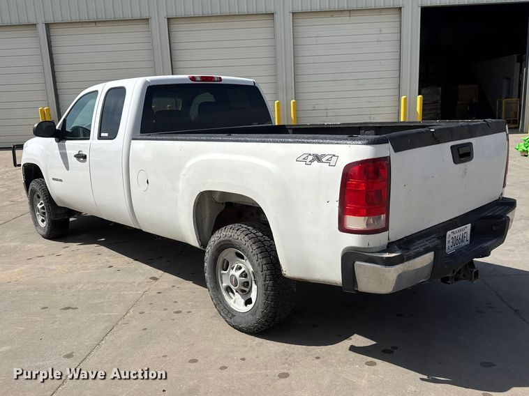 image for item ET1728 2011 GMC Sierra 2500HD Ext. Cab pickup truck