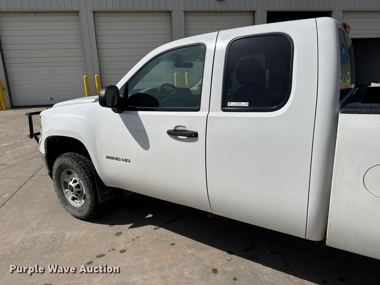 image for item ET1728 2011 GMC Sierra 2500HD Ext. Cab pickup truck