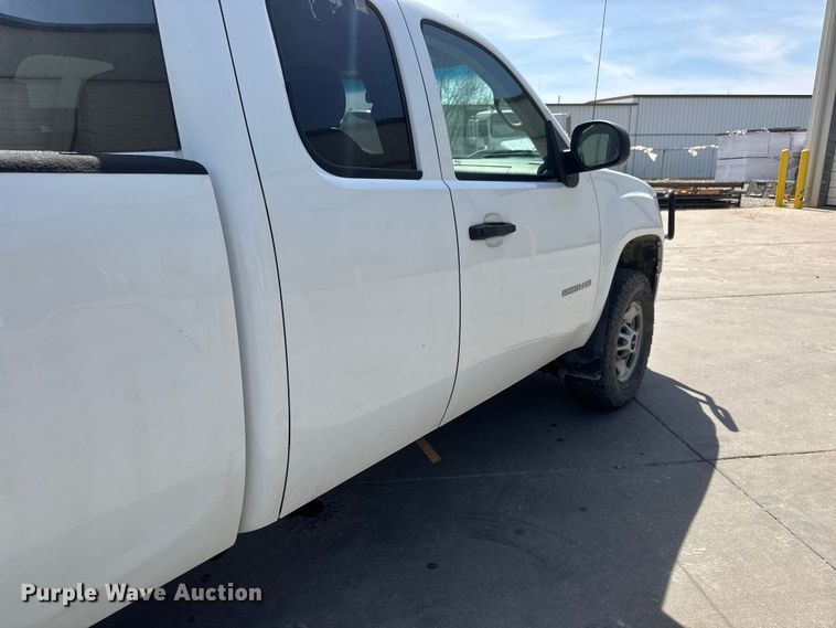 image for item ET1728 2011 GMC Sierra 2500HD Ext. Cab pickup truck