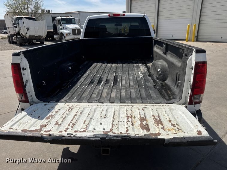 image for item ET1728 2011 GMC Sierra 2500HD Ext. Cab pickup truck